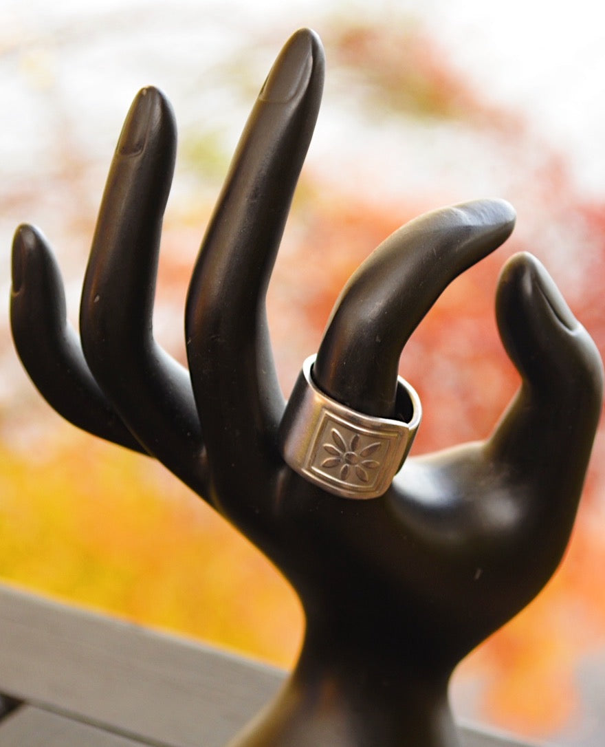 The Silver Daisy (Size 8, Size 9)